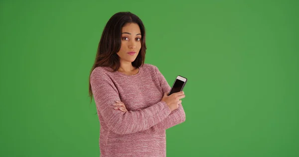 Latina Kvinna Rosa Tröja Poserar Med Mobiltelefon Grön Skärm — Stockfoto