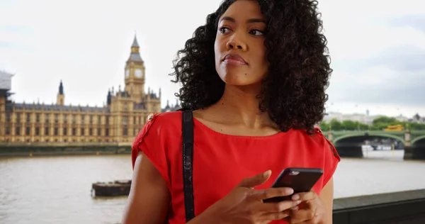 Svart Kvinna Turist Semester London Textmeddelanden Med Utsikt Över Big — Stockfoto