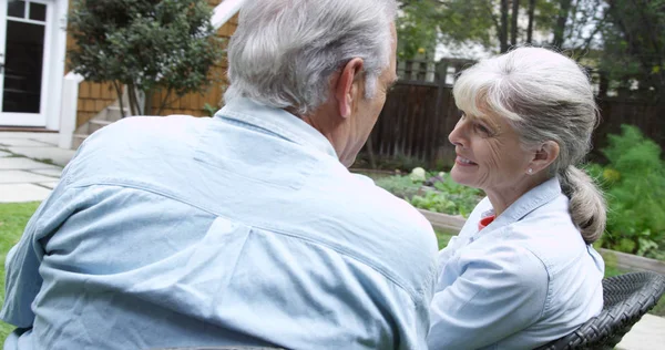 Elderly Couple Sitting Talking Yard Home — Stock Photo, Image