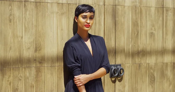 Black Woman Dress Leaning Wall Enjoying Sun Light — Stock Photo, Image