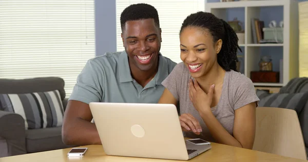 Młody Czarny Para Razem Przeglądania Internetu Laptopie — Zdjęcie stockowe
