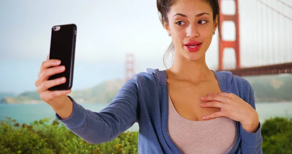 Eine Hispanische Frau Macht Ein Selfie Der Nähe Der Golden — Stockfoto