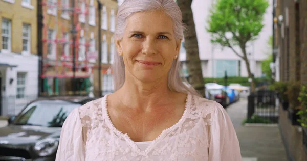 Retrato Casual Una Encantadora Mujer Madura Parada Calle Residencial Londres — Foto de Stock