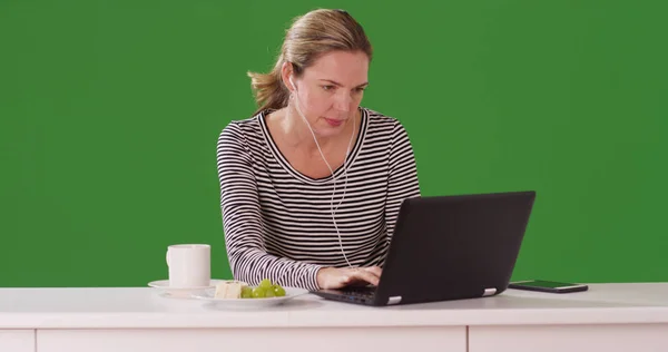 Kaukasische Frau Mittleren Alters Benutzt Laptop Auf Arbeitsplatte Auf Grünem — Stockfoto