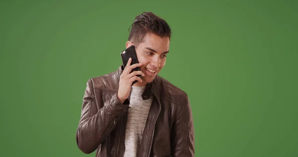 Modische Millennial Latino Mann Spricht Auf Smartphone Auf Grünem Bildschirm — Stockfoto