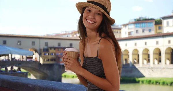 Ritratto Sorridente Una Turista Che Prende Caffè Accanto Ponte Vecchio — Foto Stock