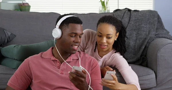 Pareja Afroamericana Escuchar Música Navegar Por Internet Con Teléfonos Inteligentes — Foto de Stock