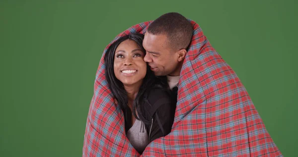 爱的黑人夫妇包裹在绿色屏幕上的睡袋 — 图库照片