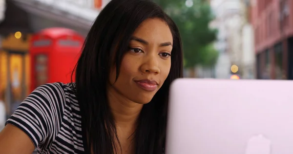 Primer Plano Atractiva Mujer Negra Calle Londres Trabajando Ordenador Portátil — Foto de Stock