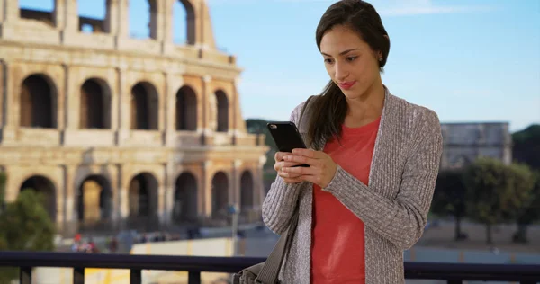 Textos Femininos Muito Latina Celular Perto Coliseu Romano Espera Alguém — Fotografia de Stock