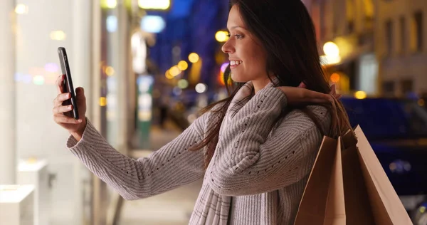 Mooie Vrouw Houdt Van Boodschappentassen Overneemt Selfie Terwijl Stad Straat — Stockfoto