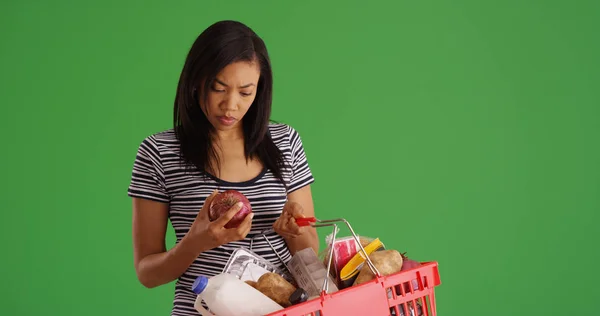 Afro Americano Mulher Fora Mercearia Compras Examinando Produzir Verde Tela — Fotografia de Stock