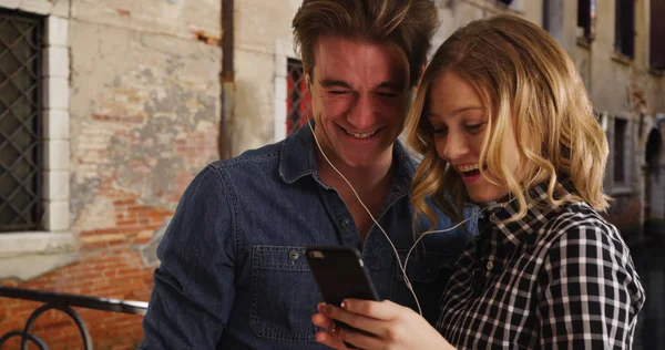 Millennial Casal Assistindo Vídeos Smartphone — Fotografia de Stock