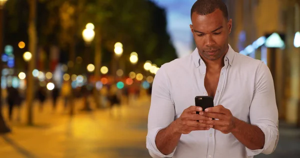 Szép Etnikai Férfi Mobiltelefon Segítségével Olvassa Szövegeket Champs Élysées Től — Stock Fotó