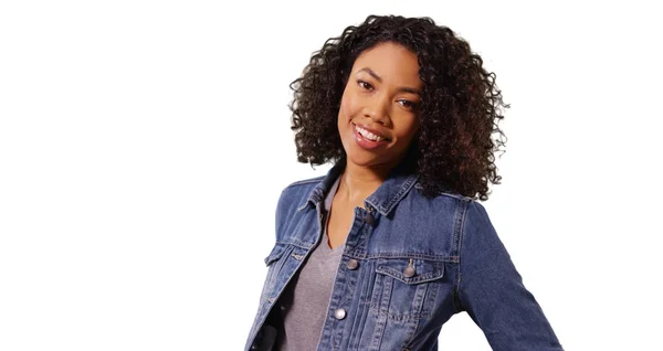 Gut Aussehende Schwarze Junge Dame Posiert Mit Optimismus Auf Weißem — Stockfoto