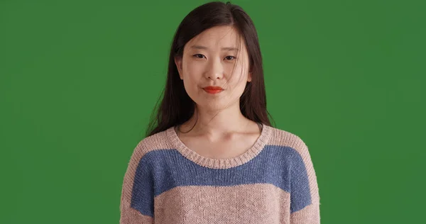 Ung Asiatisk Kvinna Stående Bär Tröja Grön Skärm — Stockfoto