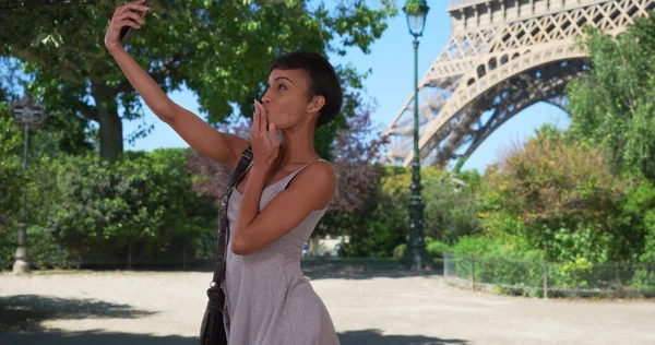 Fröhliche Mischlingshündin Macht Selfies Auf Smartphone Vor Eiffelturm — Stockfoto