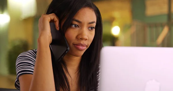 非洲裔美国女性在手机上交谈寻求笔记本电脑问题的帮助 — 图库照片