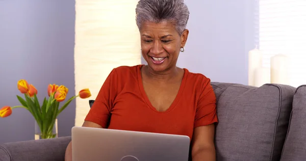 Afrikanische Großmutter Lacht Und Spricht Laptop — Stockfoto