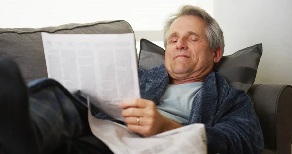 Gazete Okuyan Bir Kanepede Yatan Olgun Orta Yaşlı Adam — Stok fotoğraf