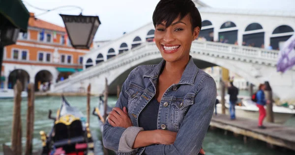 腕ヒップ幸せ黒人女性立って交差ヴェネツィア リアルト橋の近く — ストック写真