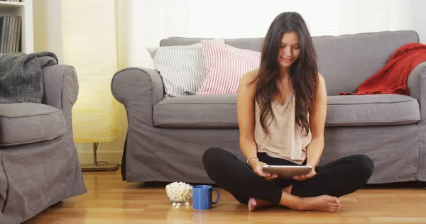 Spaanse Vrouw Glimlachend Met Behulp Van Tablet — Stockfoto