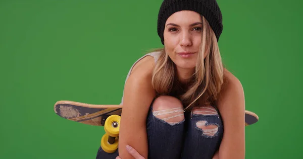 Menina Caucasiana Vestindo Gorro Preto Segurando Skate Tela Verde — Fotografia de Stock