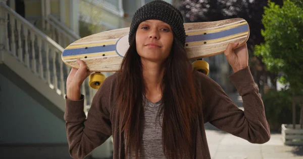 Hipster Κορίτσι Skateboard Βλέπουν Φωτογραφική Μηχανή Στο Δρόμο Της Πόλης — Φωτογραφία Αρχείου