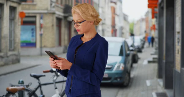 Framgångsrik Affärskvinna Textning Hennes Mobiltelefon — Stockfoto