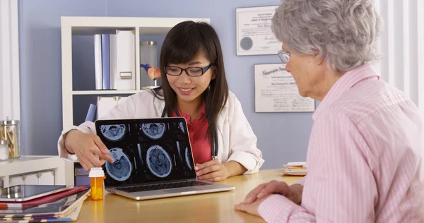 Asian Doctor Explaining Brain Scans Elderly Patient — Stock Photo, Image