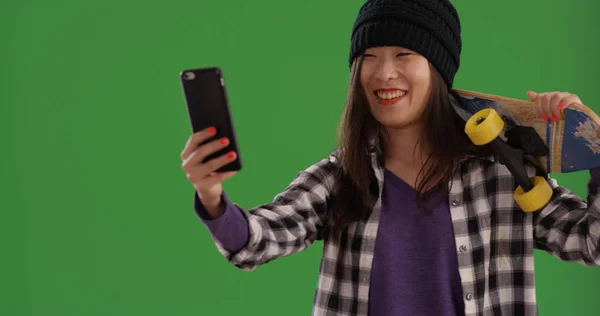 Retrato Niña Patinadora Feliz Tomando Selfies Con Smartphone Pantalla Verde — Foto de Stock