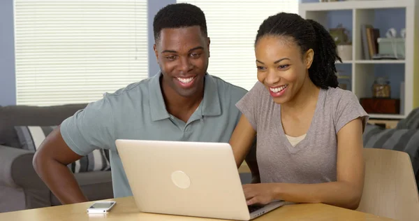 Jonge Zwarte Man Vrouw Met Laptop Samen Aan Balie — Stockfoto