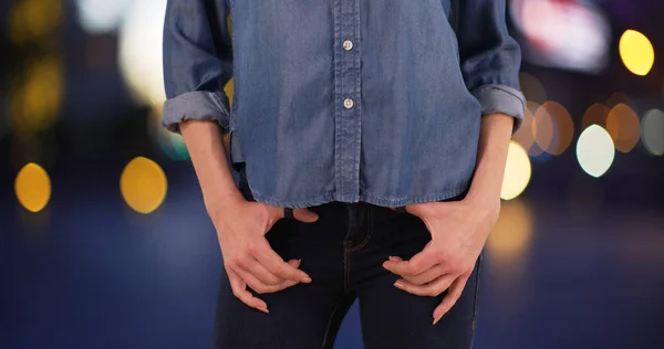 Primer Plano Mujer Enganchando Pulgares Cinturón Bucle Jeans Calle Urbana —  Fotos de Stock