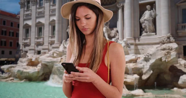 Branco Hipster Menina Ela 20S Mensagens Smartphone Por Trevi Fountain — Fotografia de Stock