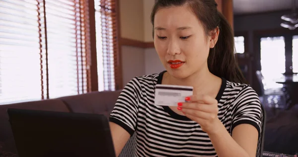 Portrait Jeune Femme Asiatique Utilisant Plastique Pour Payer Sur Internet — Photo