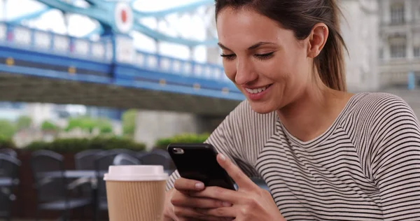 Unga Kaukasiska Damen Med Kaffekopp Meddelanden Telefon Sitter Tower Bridge — Stockfoto