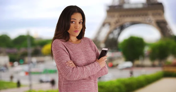 Lässiges Porträt Einer Lateinamerikanischen Frau Paris Mit Ihrem Smartphone — Stockfoto