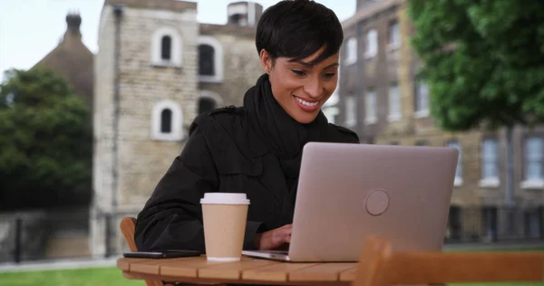 Afro Americana Hembra Londres Tipos Felizmente Laptop Mientras Sentado Fuera — Foto de Stock