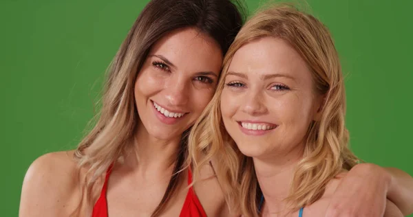 Retrato Duas Melhores Amigas Biquínis Sorrindo Para Câmera Tela Verde — Fotografia de Stock