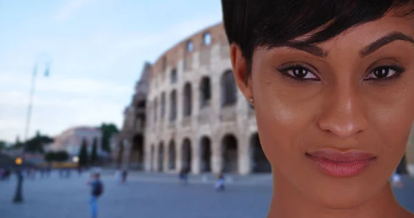 Muito Bonita Afro Americana Olhando Atentamente Frente Coliseu Romano — Fotografia de Stock