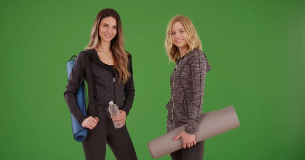 Belle Ragazze Bianche Posa Modo Fitness Stuoie Yoga Greenscreen — Foto Stock