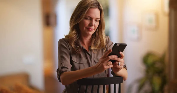 Kaukasische Vrouw Messaging Smartphone Binnen Het Huis Zittend Een Stoel — Stockfoto