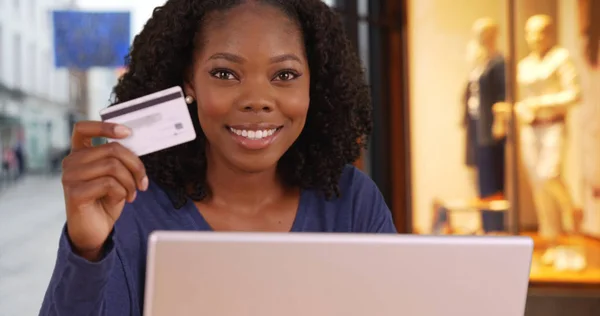 Smiling Portrait Cute Black Woman Urban Street Holding Credit Card — Stock Photo, Image