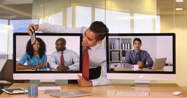 スマート フォンで Selfie のビデオ会議で同僚として同じネクタイを持ったビジネスマン — ストック写真