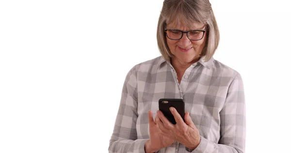 Encantadora Senhora Idosa Usando Smartphone Para Comunicar Fundo Branco — Fotografia de Stock
