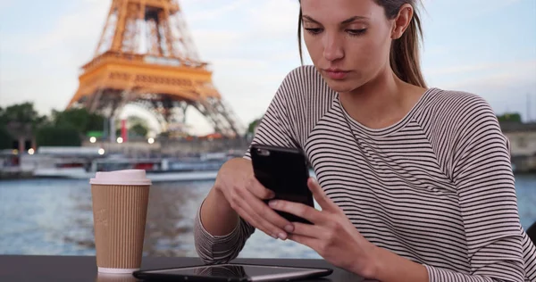 Mulher Caucasiana Com Mensagens Café Smartphone Sentado Torre Eiffel — Fotografia de Stock