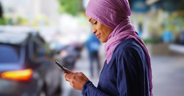 Svart Kvinna Årsåldern Bär Hijab Sms Mobiltelefon Urban Street — Stockfoto