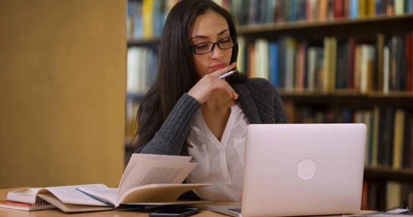 Mujer Hispana Con Gafas Escribe Ensayo Para Clase Informática —  Fotos de Stock