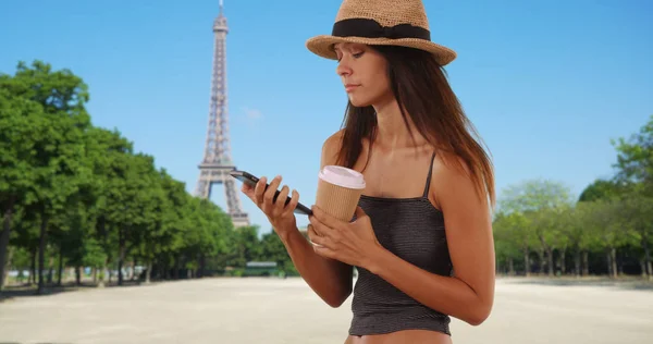 Mulher Turística Bonita Seus 20S Mensagens Texto Perto Torre Eiffel — Fotografia de Stock