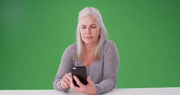 Attraktive Frau Mittleren Alters Sms Auf Dem Handy Auf Greenscreen — Stockfoto